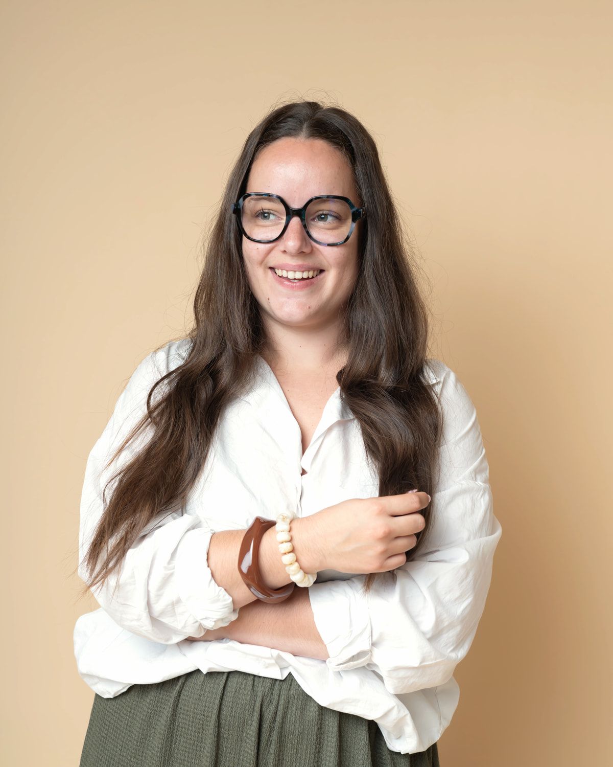 Sarah, conseillère en sommeil, souriante, les bras croisés