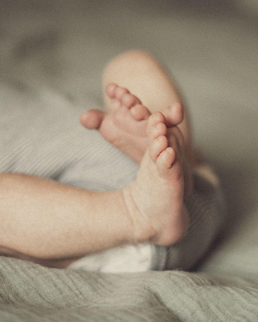 Les pieds d’un nouveau-né sur un drap de lin