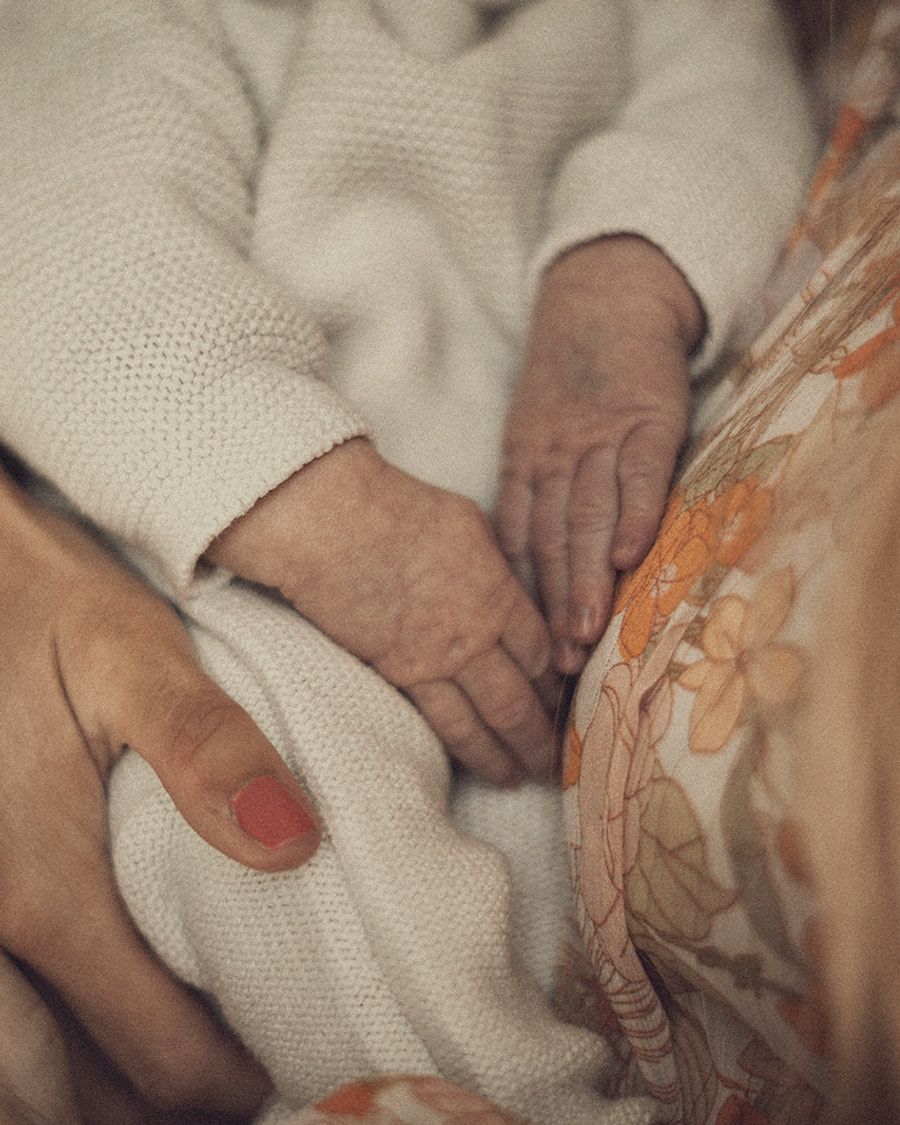 Un bébé blotti dans les bras de sa mère